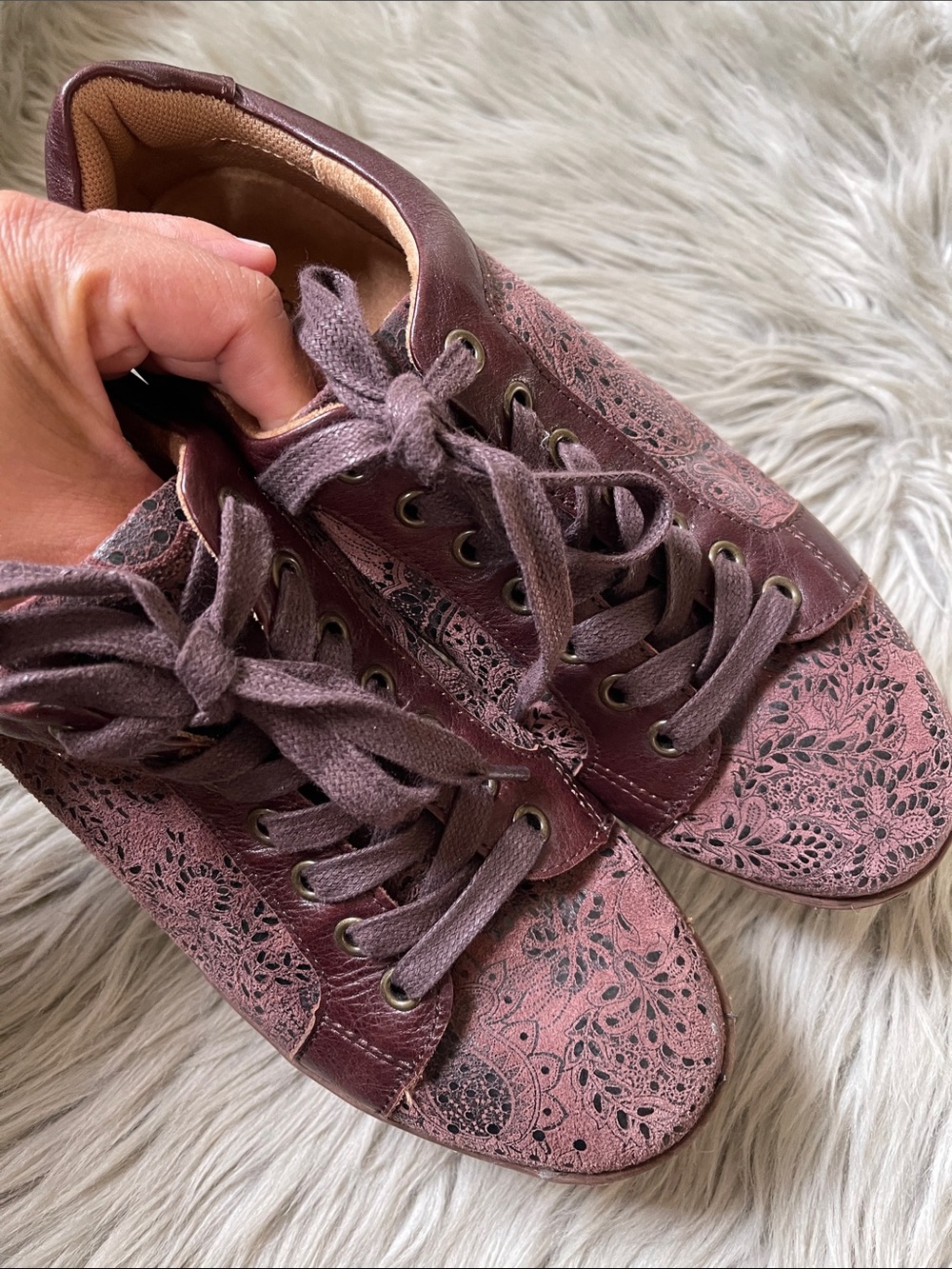 Comfortiva Women's Lace-Pattern Wine Sneakers - Picture 3 of 6